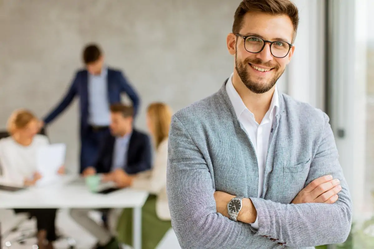 imagen ilustrativa de un empleado en el entorno corporativo con salud mental en el trabajo 